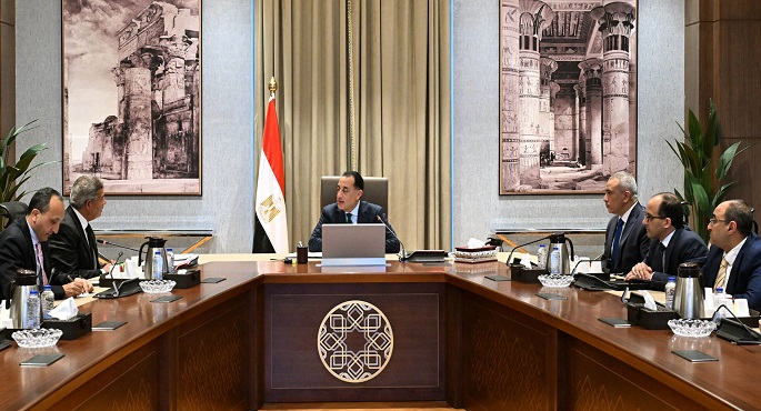 رئيس الوزراء يتلقى التقرير النهائى للجنة تطوير الإعلام المصرى تمهيدا لعرضه على الرئيس