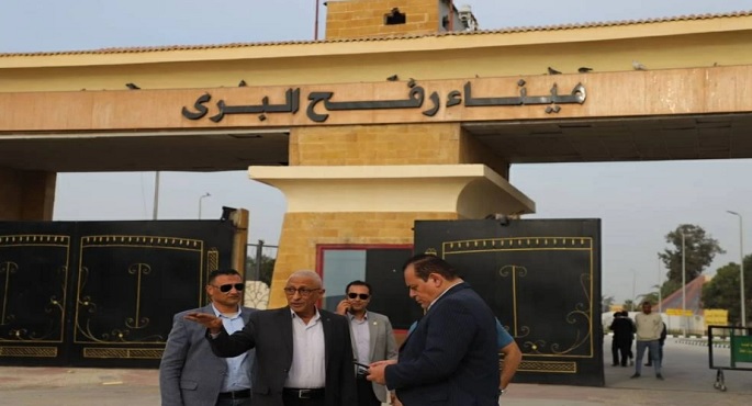 محافظ شمال سيناء يتفقد معبر رفح البرى ويتابع دخول الجرحى والمرضى الفلسطينيين