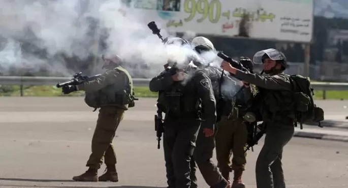 الاحتلال الإسرائيلى يطلق قنابل الغاز تجاه مصلين فى “كفر مالك” ويحاصر مسجدا جنوب نابلس