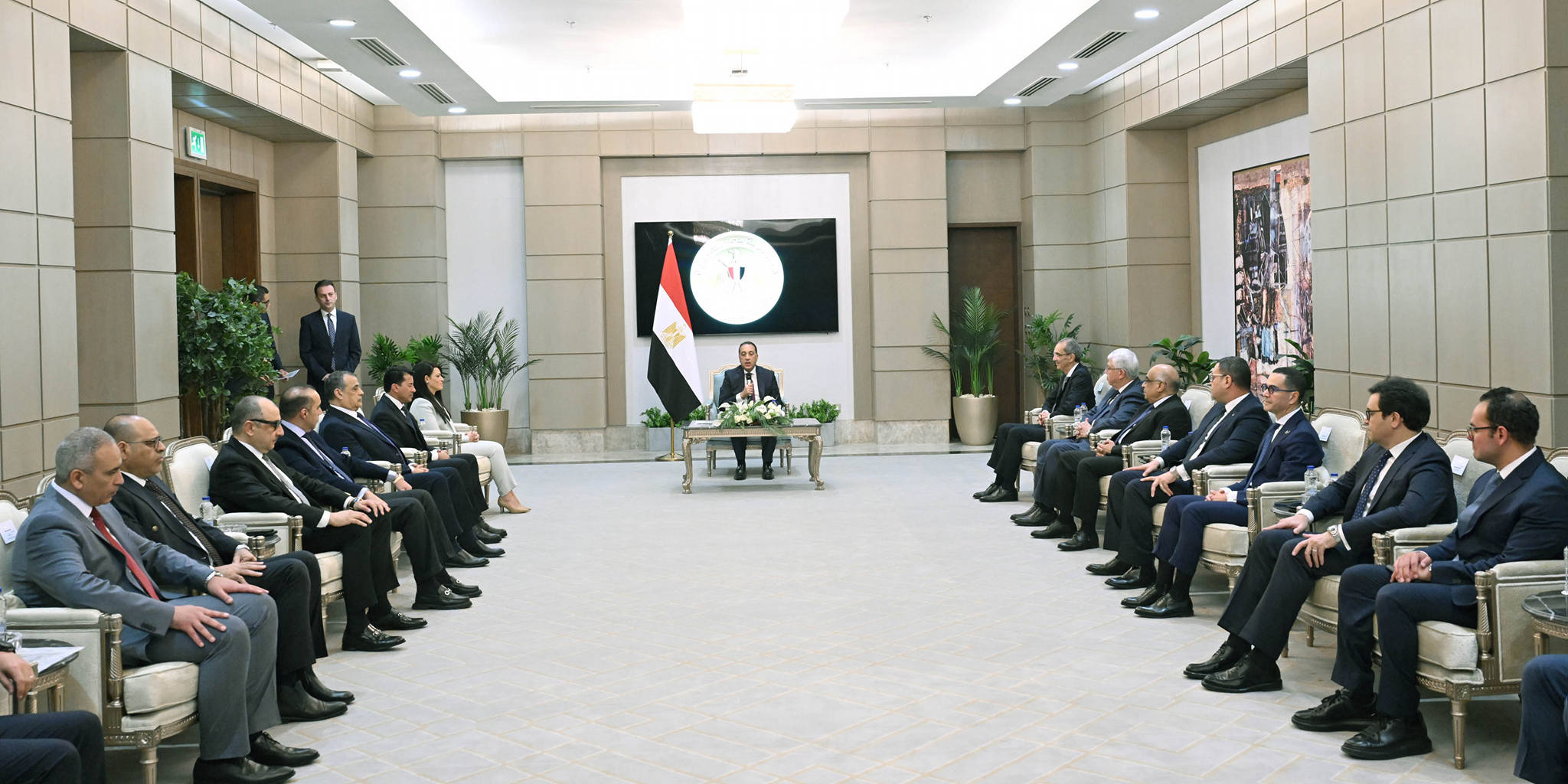 رئيس الوزراء يُكرم الوزراء السابقين ويؤكد: “نستكمل ما بناه السابقون .. وهدفنا جميعا خدمة المواطن”