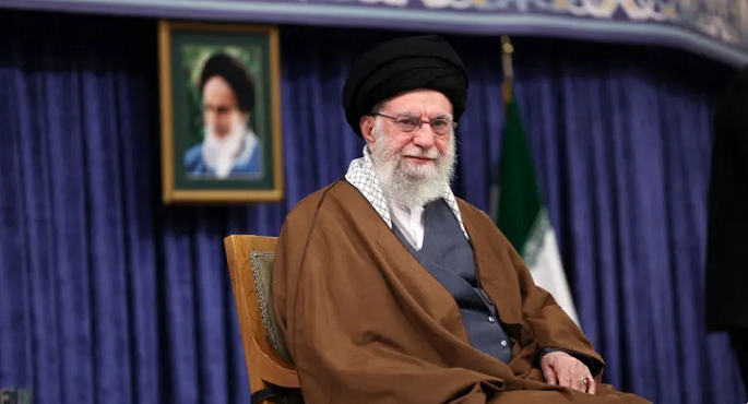 رويترز : إيران تستعد للرد .. وخامنئى ليس فى مقره بطهران
