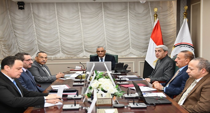 وزير الدولة للإنتاج الحربى يبحث سبل تطوير المنتجات العسكرية وخطوط الإنتاج داخل شركات الإنتاج الحربى