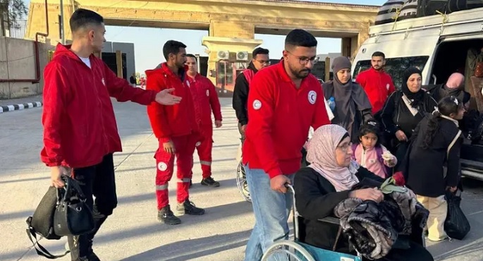 بالصور .. الهلال الأحمر يستقبل المرضى والجرحى الفلسطينيين ويقدم “حقيبة العودة” للمغادرين