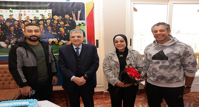 رئيس هيئة قناة يكرم فريق الهوكى بنادى بورفؤاد بعد تتويجه بطل إفريقيا للأندية