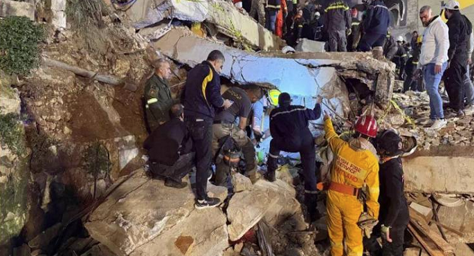 انتشال 14 جثمانا وإنقاذ 8 مصابين جراء انهيار مبنى فى طرابلس بلبنان