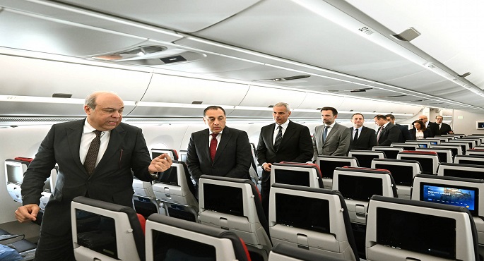 رئيس الوزراء يتفقد أول طائرة من طراز Airbus A350-900 بأسطول الناقل الوطني