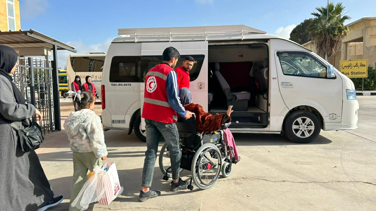 وصول الدفعة السابعة من المرضى إلى معبر رفح تمهيدا لنقلهم إلى المستشفيات المصرية
