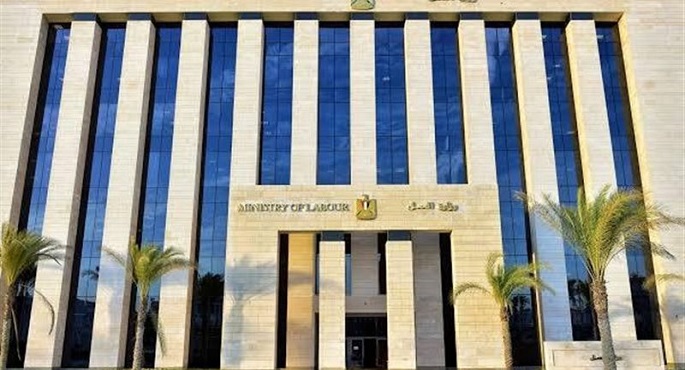 “العمل” تُحذّر من التفاعل مع صفحات وهمية تدّعى تسجيل بيانات أو منح خاصة بالعمالة غير المنتظمة