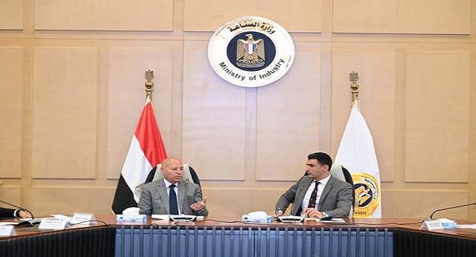 وزير الصناعة يبحث مع محافظ القاهرة تطوير منطقة شق الثعبان وتعزيز صناعة الرخام والجرانيت
