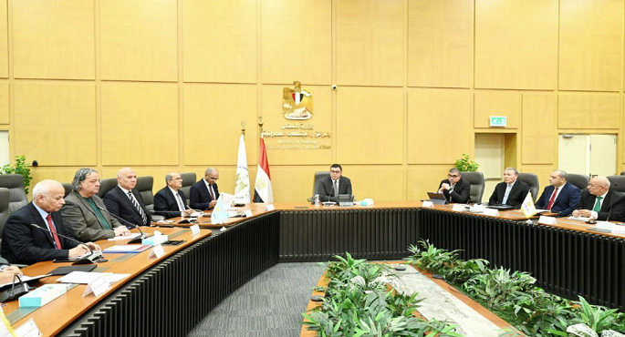 وزير الإسكان يترأس اجتماع لجنة السياسات للشركة القابضة لمياه الشرب والصرف الصحى