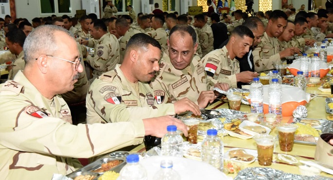 بالفيديو.. وزير الدفاع يشارك مقاتلى القوات المسلحة بقيادة الجيش الثانى الميدانى تناول وجبة الإفطار