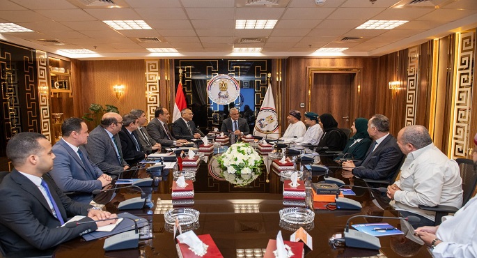 وزير الدولة للإنتاج الحربى يبحث مع وفد عمانى سبل التعاون فى إدارة المخلفات