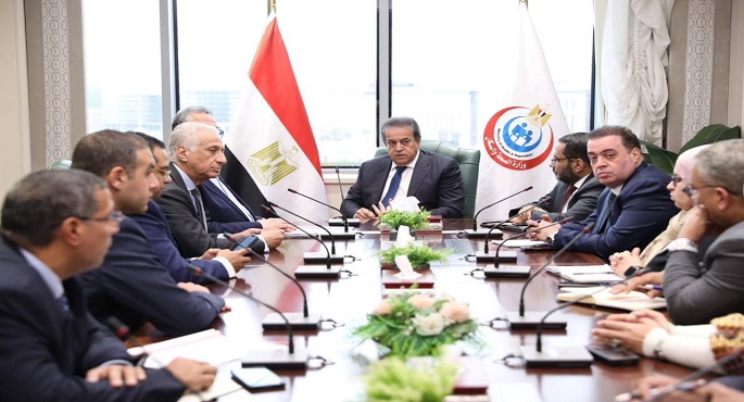 وزير الصحة يعقد اجتماعاً مع شركتى “تكنويڤ” و”ميدبوت” لبحث تفعيل تقنية الروبوت الجراحى