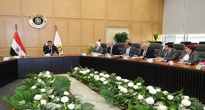 وزير الصناعة يترأس اجتماع مركز تحديث الصناعة لإطلاق مرحلة جديدة ترتكز على الابتكار والاستدامة