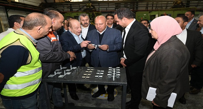 وزير الصناعة والنقل يتفقد 3 مصانع متخصصة فى الصناعات الهندسية بمدينة العاشر من رمضان
