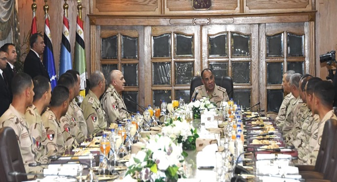 بالصور والفيديو..الفريق أشرف سالم يلتقى عدداً من مقاتلى الجيشين الثانى والثالث الميدانيين
