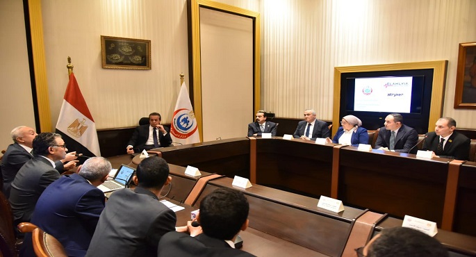 وزير الصحة يبحث إدخال الروبوتات الجراحية والذكاء الاصطناعى فى جراحات العظام