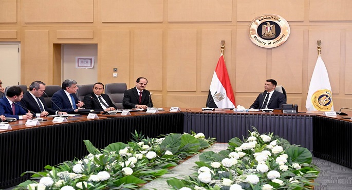 وزير الصناعة يبحث مع مصنعى السيراميك والبورسلين تحديات القطاع وسبل دعم الإنتاج والتصدير