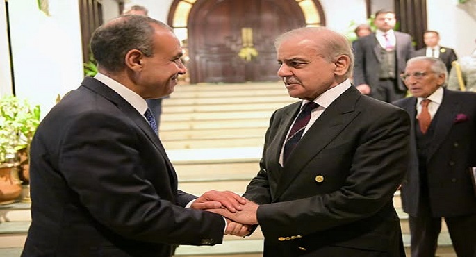 بتوجيهات رئاسية.. وزير الخارجية يلتقى رئيس الوزراء الباكستانى لتعزيز التنسيق المشترك لخفض التصعيد فى الإقليم