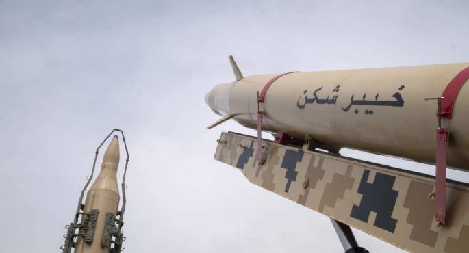 الحرس الثورى الإيرانى: احتراق ناقلة وقود أمريكية بعد إصابتها بمسيرتين فى مضيق هرمز