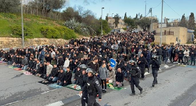 الاحتلال الإسرائيلى يمنع صلاة العيد فى “الأقصى” والفلسطينيون يؤدونها فى محيطه وسط تضييق واعتداءات