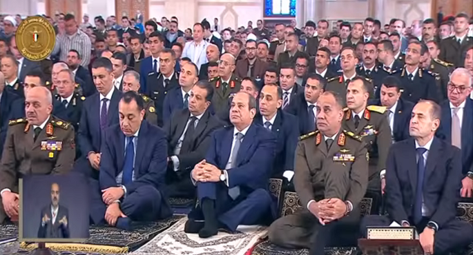 بالفيديو, الرئيس السيسى يؤدى صلاة عيد الفطر المبارك بمسجد الفتاح العليم بالعاصمة الجديدة