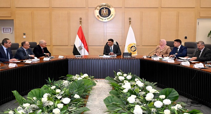 وزير الصناعة يعقد أول اجتماع موسع مع اتحاد الصناعات لمناقشة تحديات القطاع