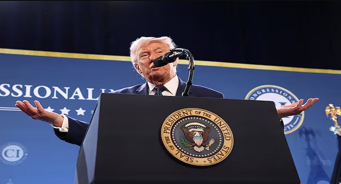 ترامب: أمريكا ستضرب إيران بقوة أكبر إذا أوقفت تدفق النفط بمضيق هرمز
