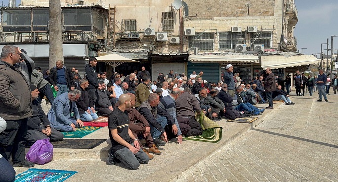 المقدسيون يؤدون صلاة الجمعة الأخيرة من رمضان على مقربة من الأقصى