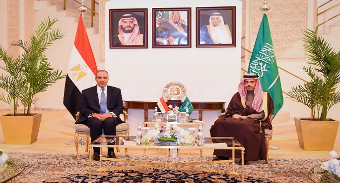 وزير الخارجية يشدد خلال لقائه مع نظيره السعودي على رفض مصر القاطع للاعتداءات التى طالت السعودية والدول العربية