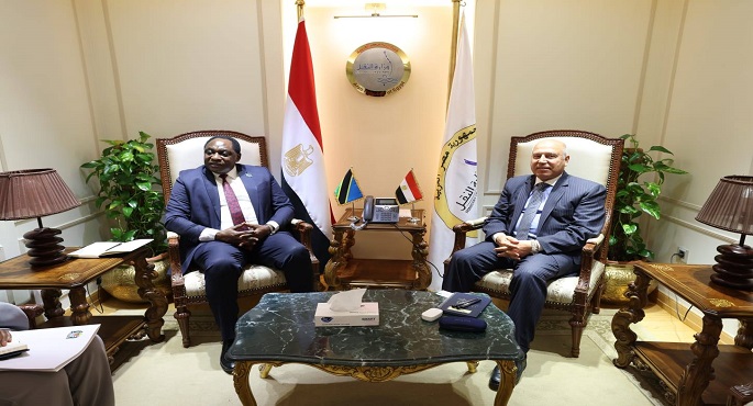 وزير النقل يبحث مع سفير تنزانيا بالقاهرة تفعيل تعاون كبير بين الجانبين فى مجال النقل البحرى