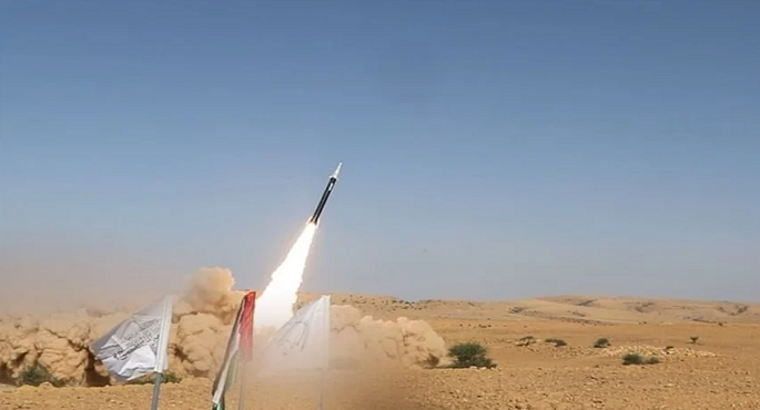 الحوثيون يدخلون الحرب رسميًا بجانب إيران .. إطلاق أول صاروخ من اليمن على إسرائيل