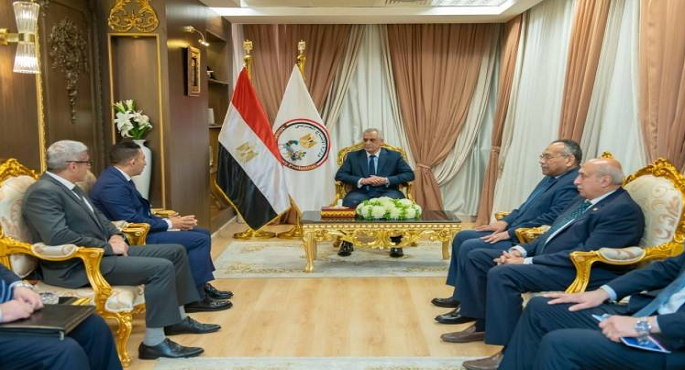 وزير الإنتاج الحربى يبحث مع “تاليس” التعاون فى مجال الإلكترونيات والاتصالات العسكرية