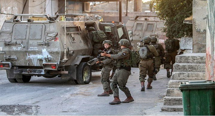 قوات الاحتلال الاسرائيلى تشن حملة اعتقالات فى بلدة الرام شمال القدس