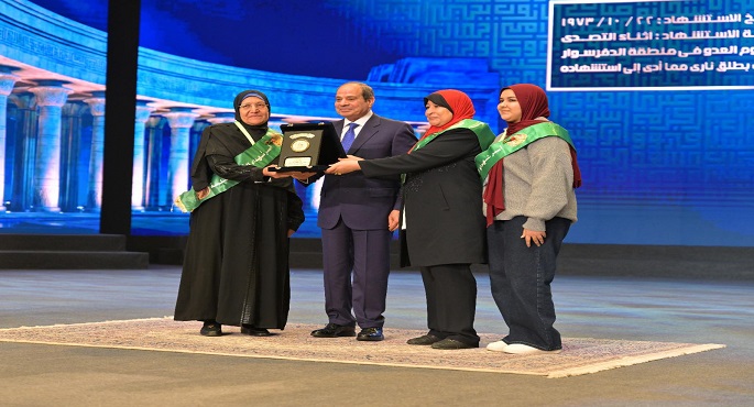 بالصور .. الرئيس السيسى يكرم عددا من أسر الشهداء ومصابى العمليات الحربية