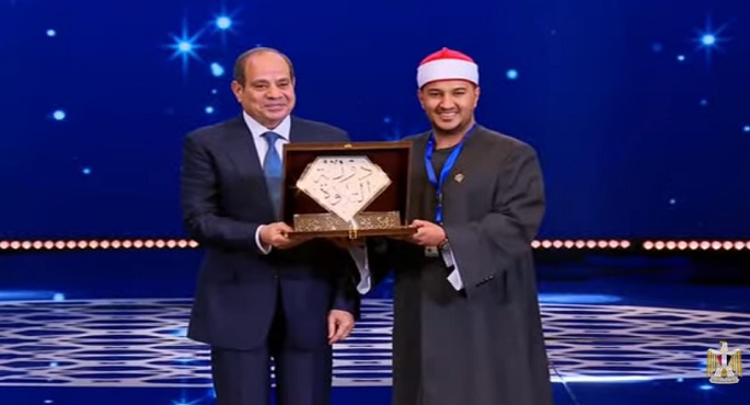 بالفيديو.. الرئيس السيسى يكرم الفائزين فى الموسم الأول من “دولة التلاوة”