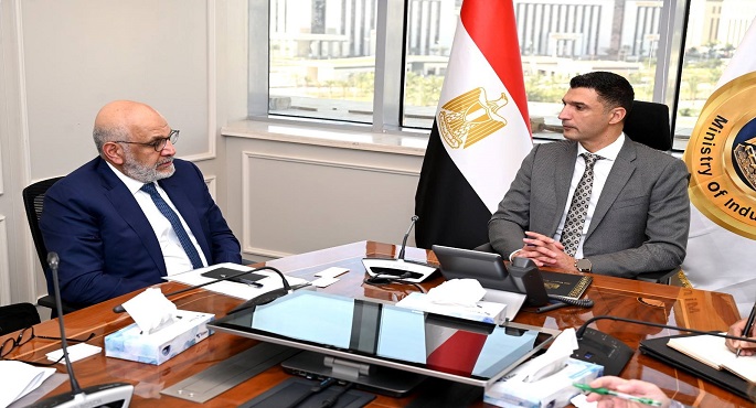 وزير الصناعة يبحث مع المدير التنفيذى لمجموعة الدول العربية بالبنك الدولى تعزيز التعاون