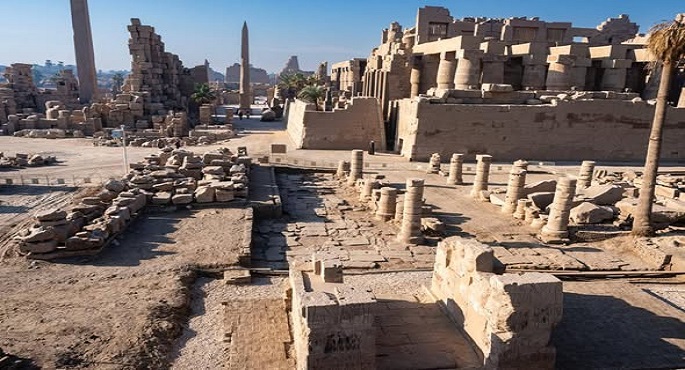بالصور.. الانتهاء من تركيب وترميم بوابة سور الملك رمسيس الثالث شمال معابد الكرنك