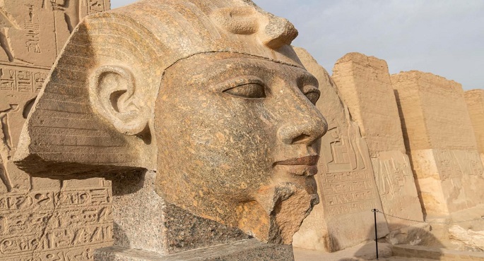 ترميم رأس تمثال من الجرانيت للملك رمسيس الثانى داخل معبده فى أبيدوس