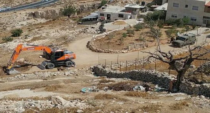 الاحتلال يواصل شق طريق استيطانى شرق طمون ويمنع المزارعين من الوصول لأراضيهم