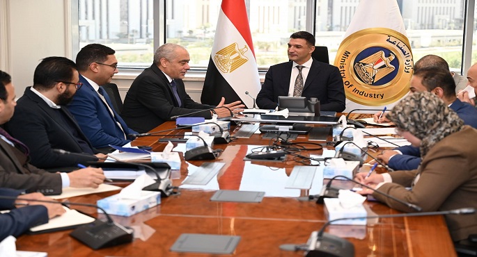 وزير الصناعة يبحث مع مجموعة العربى إقامة توسعات جديدة بقيمة 480 مليون دولار بمدينة قويسنا الجديدة