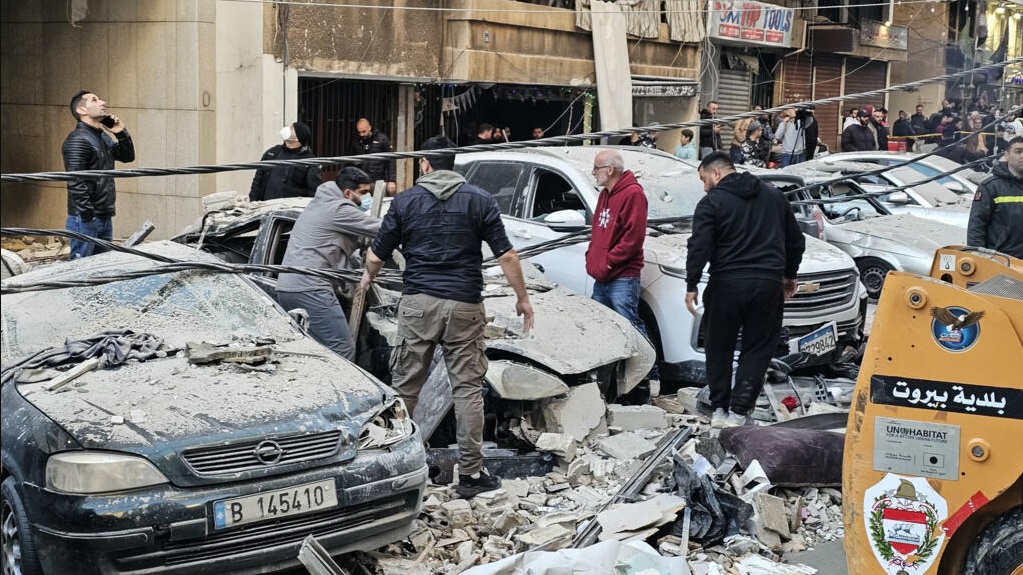 إسرائيل تقصف قلب بيروت.. وتنذر سكان جنوب لبنان