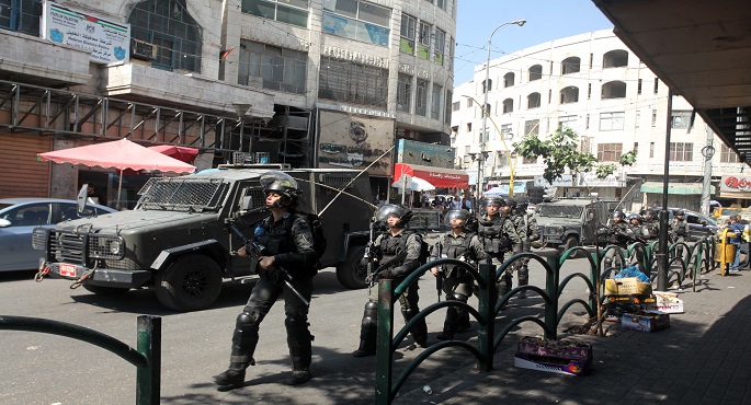 قوات الاحتلال الإسرائيلي تعتقل 13 فلسطينيا من الخليل جنوب الضفة الغربية