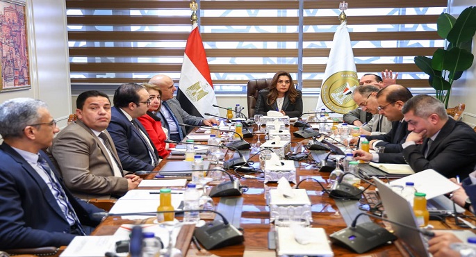 وزيرة التنمية المحلية تتابع مع قيادات الوزارة الموقف التنفيذى لعدد من الملفات البيئية والتنموية بالمحافظات