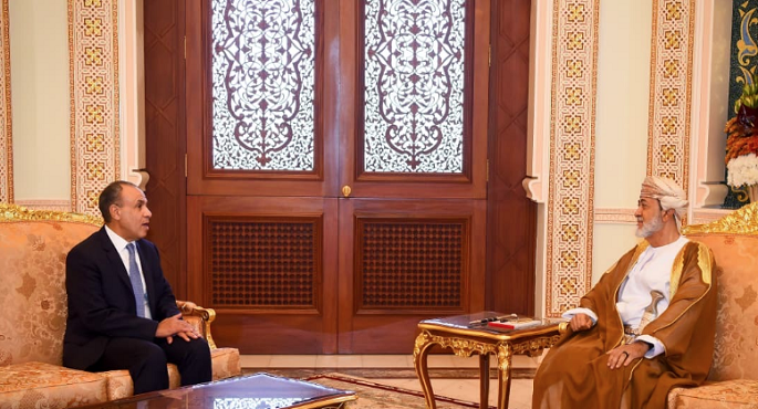 وزير الخارجية ينقل رسالة تضامن إلى سلطان عُمان ويبحث جهود احتواء التصعيد الإقليمى