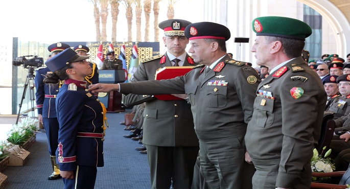 بالصور.. وزير الدفاع يشهد حفل انتهاء فترة الإعداد العسكرى لطلبة الأكاديمية العسكرية المصرية والكليات العسكرية