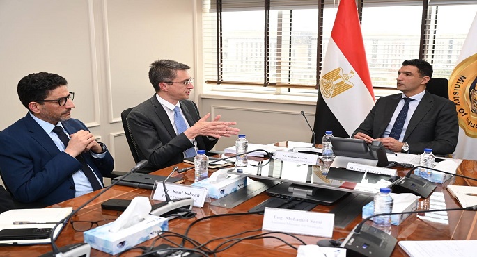 وزير الصناعة يبحث مع وفد البنك الدولى ومؤسسة التمويل الدولية سبل دعم المشروعات الصناعية فى مصر