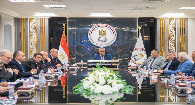 وزير الإنتاج الحربى يتابع سير العمل بشركات ووحدات الوزارة