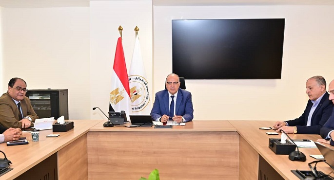وزير الرى يبحث مع قيادات الوزارة الموقف المائى وحالة الرى بنطاق محافظة أسوان