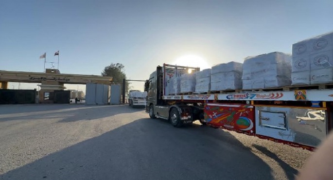 الهلال الأحمر يدفع بأكثر من 5060 طنًا من المساعدات الإنسانية للأشقاء الفلسطينيين عبر قافلة “زاد العزة” الـ 175